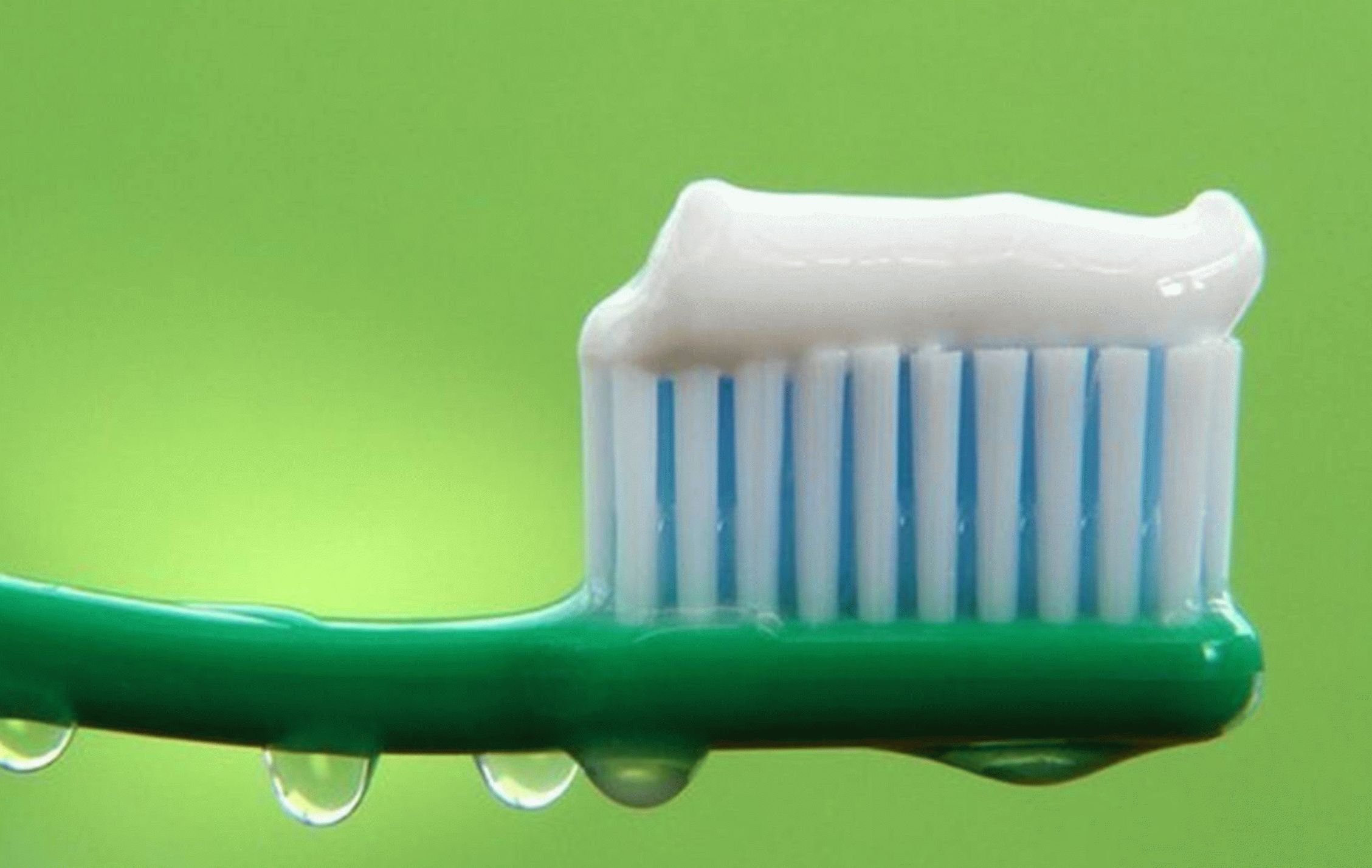 зубная паста на зубной щетке картинки